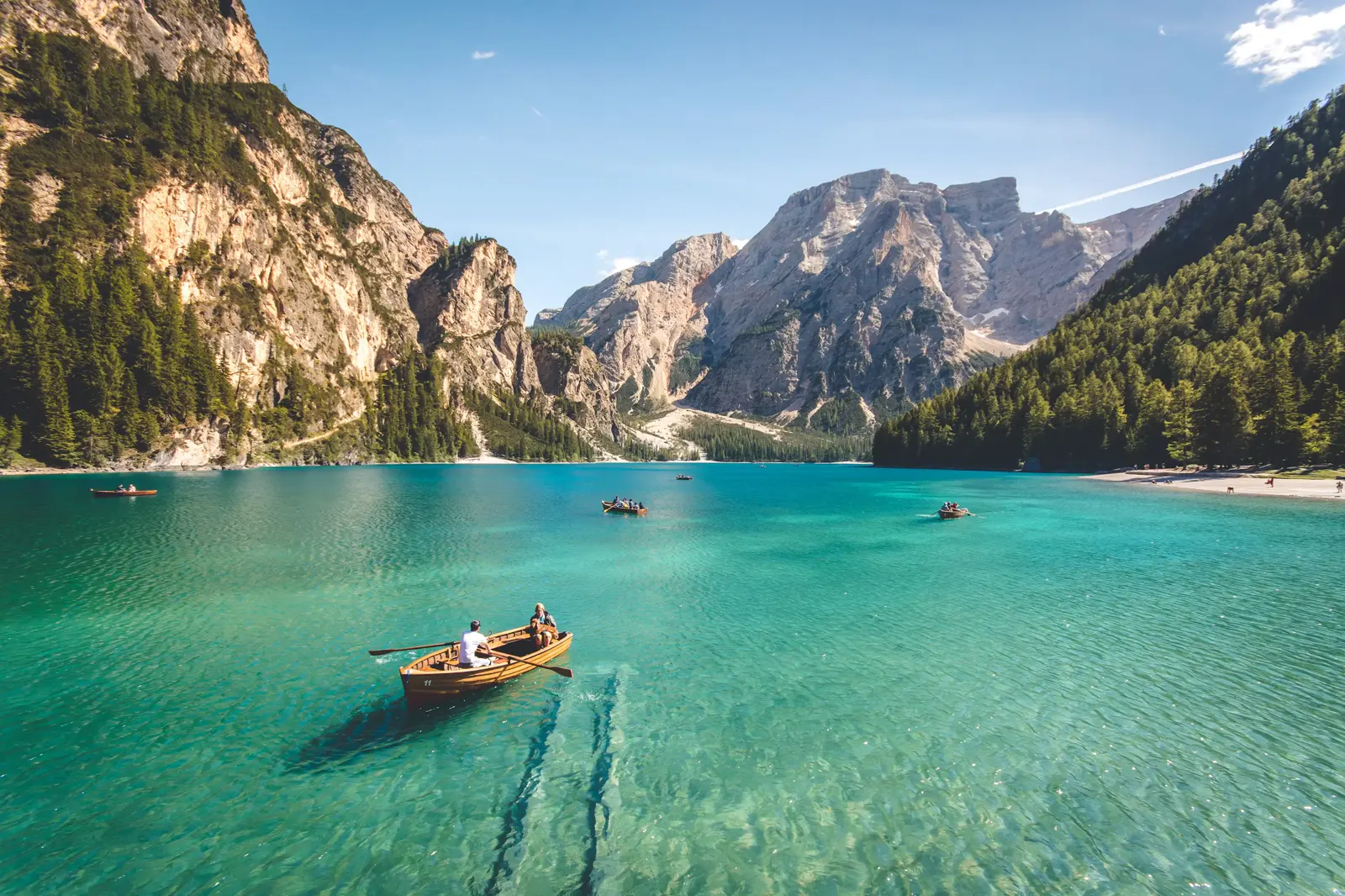 Lago de águas cristalinas rodeado por montanhas